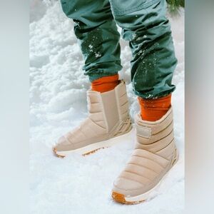 KIZIK Women's Juno Mid Boot in Doeskin Tan Hands Free Shoe Snow Boots Size US 8